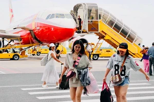 Những hành khách đầu tiên trên chuyến bay từ Lệ Giang (Trung Quốc) đến Hải Phòng (Việt Nam)