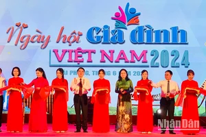 Lãnh đạo Bộ Văn hóa, Thể thao và Du lịch cùng lãnh đạo thành phố Hải Phòng cắt băng khai mạc Ngày hội Gia đình Việt Nam 2024.