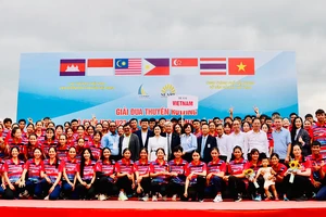 Vận động viên các nước và các quan chức thể thao Đông Nam Á cùng lãnh đạo thành phố Hải Phòng tham dự Giải Đua thuyền rowing vô địch U19, U23 và vô địch Đông Nam Á năm 2024.