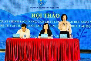 Đại diện Trung ương Hội Liên hiệp Phụ nữ Việt Nam, Hội Phụ nữ Hải Phòng và Ban Quản lý Khu Kinh tế Hải Phòng chủ trì Hội thảo.