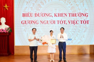 Lãnh đạo thành phố Hải Phòng trao Bằng khen và phần thưởng tặng nữ điều dưỡng Nguyễn Thị Thảo.