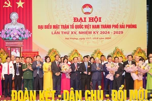 Ủy viên Bộ Chính trị, Bí thư Trung ương Đảng, Chủ tịch Ủy ban Trung ương Mặt trận Tổ quốc Việt Nam Đỗ Văn Chiến cùng lãnh đạo thành phố Hải Phòng tặng hoa, chúc mừng Ủy ban Mặt trận Tổ quốc Việt Nam thành phố Hải Phòng khóa 15.