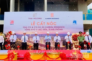 Đồng chí Trần Lưu Quang, Ủy viên Trung ương Đảng, Trưởng Ban Kinh tế Trung ương cùng lãnh đạo thành phố Hải Phòng dự lễ cất nóc 2 công trình nhà ở xã hội CT3A, CT4B.