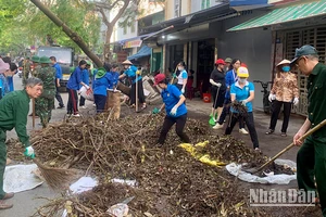 Đông đảo các lực lượng, các tầng lớp nhân dân cùng tham gia "Ngày thứ bảy cùng dân" trên địa bàn quận Lê Chân (Hải Phòng).