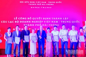 Trao quyết định công nhận thành viên Câu lạc bộ Doanh nghiệp Việt Nam-Trung Quốc thành phố Hải Phòng cho các doanh nghiệp. 