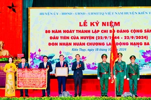 Lãnh đạo Thành ủy Hải Phòng trao Huân chương Lao động hạng Ba và bức trướng tặng Đảng bộ, chính quyền và nhân dân huyện Kiến Thụy.