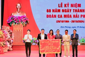 Lãnh đạo thành phố Hải Phòng trao bức trướng tặng tập thể cán bộ, diễn viên Đoàn Ca múa Hải Phòng nhân kỷ niệm 60 năm Ngày thành lập.