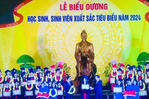 Lễ biểu dương học sinh, sinh viên xuất sắc tiêu biểu năm 2024 tại Di tích quốc gia đặc biệt Danh nhân văn hóa Trạng Trình Nguyễn Bỉnh Khiêm.