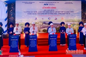 Các đại biểu nhấn nút khởi công dự án xây dựng nhà ga hàng hóa Cảng hàng không quốc tế Cát Bi (Hải Phòng).