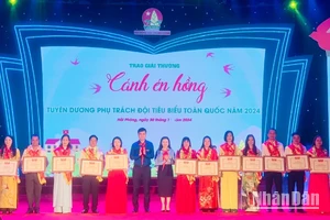 Lãnh đạo Trung ương Đoàn và Hội đồng Đội Trung ương trao giải thưởng "Cánh én hồng" tặng các giáo viên làm Tổng phụ trách Đội tiêu biểu.