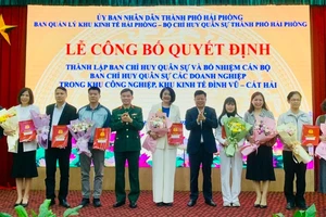 Lãnh đạo Ban Quản lý Khu Kinh tế và Bộ Chỉ huy quân sự thành phố Hải Phòng trao quyết định thành lập Ban chỉ huy quân sự tại 9 doanh nghiệp.