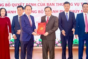 Bí thư Thành ủy Hải Phòng Lê Tiến Châu trao Quyết định thành lập Đảng bộ thành phố Thủy Nguyên.