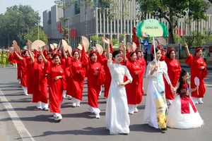 Đoàn phụ nữ quận Đống Đa diễu hành áo dài qua khu vực Lăng Chủ tịch Hồ Chí Minh.