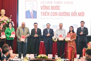 Phó Trưởng ban Thường trực Ban Tuyên giáo Trung ương Lại Xuân Môn, Tổng Biên tập Báo Nhân Dân, Phó Trưởng Ban Tuyên giáo Trung ương Lê Quốc Minh và Giám đốc, Tổng Biên tập Nhà xuất bản Chính trị quốc gia Sự thật Vũ Trọng Lâm trao sách tượng trưng tặng đại diện gia đình Tổng Bí thư Nguyễn Phú Trọng và các đơn vị.