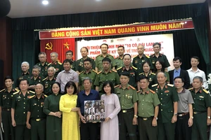 Bảo tàng phụ nữ Việt Nam tiếp nhận ảnh phục dựng chân dung 10 nữ liệt sĩ dân quân Lam Hạ.
