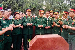 Trung tướng Hoàng Khánh Hưng, Chủ tịch Hội Hỗ trợ gia đình liệt sĩ Việt Nam (thứ 5 từ trái sang) cùng các hội viên viếng mộ liệt sĩ