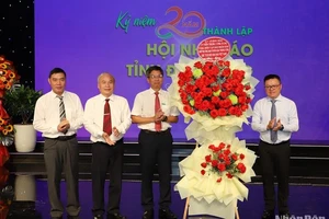 Đồng chí Lê Quốc Minh dự và tặng hoa chúc mừng Hội Nhà báo tỉnh Đắk Nông nhân sự kiện kỷ niệm 20 năm thành lập.