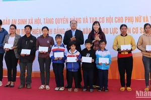 Lãnh đạo tỉnh Đắk Nông trao tặng học bổng cho trẻ em có hoàn cảnh khó khăn của tỉnh.