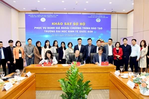 Đoàn Đánh giá ngoài của Trung tâm Kiểm định chất lượng giáo dục, thuộc Hiệp hội Các trường đại học, cao đẳng Việt Nam tiến hành khảo sát tại Trường đại học Kinh tế quốc dân.