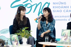 Hải Anh (bên phải) và Pauline Guitton trong buổi ra mắt "Sống" tại Hà Nội. Ảnh: Viện Pháp tại Hà Nội