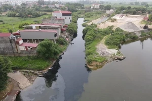 Sông Cầu đoạn chảy qua Bắc Ninh phải tiếp nhận nhiều nguồn nước thải chưa được xử lý từ các làng nghề. Ảnh: VĂN CHƯƠNG 