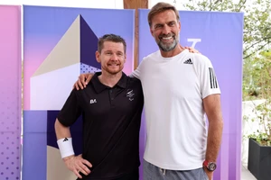 Jurgen Klopp (phải) đến cổ vũ Czyz tại Paralympic.