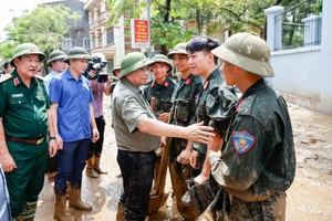 Thủ tướng Chính phủ Phạm Minh Chính động viên các lực lượng tham gia khắc phục hậu quả bão lụt tại Yên Bái. Ảnh: NHẬT BẮC