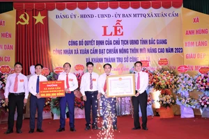 Xã Xuân Cẩm vinh dự nhận bằng công nhận xã đạt chuẩn nông thôn mới nâng cao. Ảnh: DANH THƠM