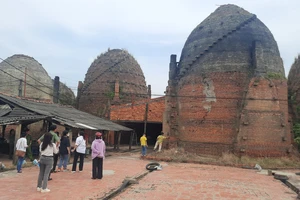 Du khách trải nghiệm tại làng nghề gạch gốm của huyện Mang Thít, tỉnh Vĩnh Long