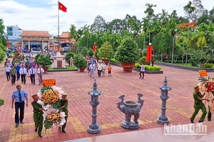 Các đại biểu dâng hoa tưởng nhớ Chủ tịch Hội đồng Bộ trưởng Phạm Hùng.