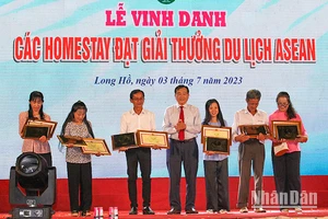 Ủy ban nhân dân tỉnh Vĩnh Long tặng Bằng khen cho 6 Homestay đạt Giải thưởng du lịch ASEAN năm 2023. 