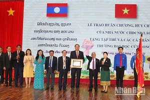 Tập thể Trường đại học Cửu Long đón nhận Huân chương Lao động hạng Ba của Nhà nước Cộng hoà Dân chủ Nhân dân Lào. 