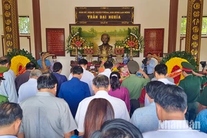 Đại biểu thành kính tưởng niệm Giáo sư, viện sĩ Trần Đại Nghĩa. 