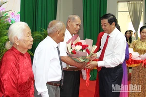Bí thư Tỉnh ủy Vĩnh Long Bùi Văn Nghiêm trao Huy hiệu Đảng tặng các đồng chí cao tuổi đảng. 