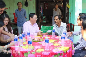 Tổng Giám đốc Ngân hàng chính sách xã hội Việt Nam Dương Quyết Thắng đến tận nhà thăm hỏi hộ vay làm ăn hiệu quả. 