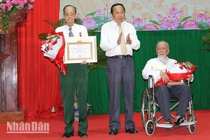 Phó Bí thư Thường trực Tỉnh ủy Vĩnh Long Nguyễn Thành Thế trao Huy hiệu 70 năm tuổi đảng cho 2 đồng chí. 