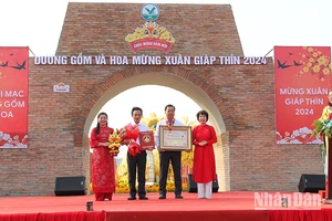 Tổ chức kỷ lục Việt Nam trao giấy chứng nhận “Đường gốm đỏ và hoa dài nhất Việt Nam”. 