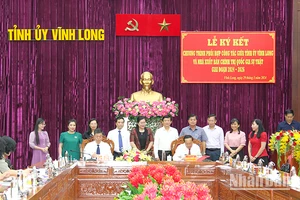 Lễ ký kết giữa Tỉnh ủy Vĩnh Long và Nhà xuất bản Chính trị quốc gia Sự thật.