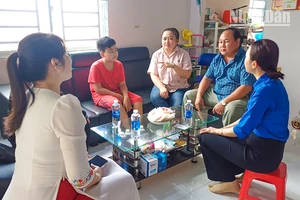 Ban Giám hiệu Trường trung học cơ sở Lộc Hòa đến thăm hỏi sức khỏe các em bị ngộ độc. 