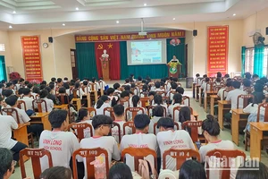 Quang cảnh nói chuyện chuyên đề về biển đảo Việt Nam tại Trường trung học phổ thông Lưu Văn Liệt vào chiều 17/4. 