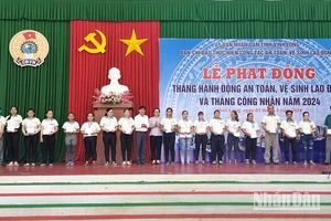 Lãnh đạo tỉnh Vĩnh Long trao tặng quà cho công đoàn viên khó khăn.