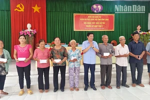 Bí thư Tỉnh ủy Vĩnh Long Bùi Văn Nghiêm trao quà cho gia đình chính sách. 