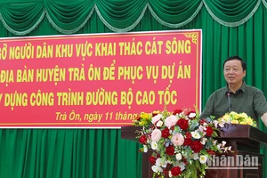 Phó Thủ tướng Trần Hồng Hà phát biểu tại buổi gặp gỡ người dân vùng mỏ cát tại huyện Trà Ôn, tỉnh Vĩnh Long. 