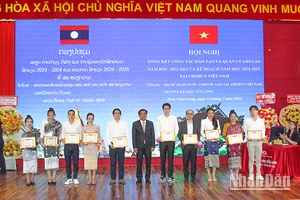 Khen thưởng lưu học sinh Lào có thành tích học tập tốt. 