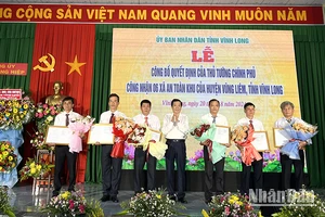 Bí thư Tỉnh ủy Vĩnh Long Bùi Văn Nghiêm trao Quyết định của Thủ tướng Chính phủ cho 6 xã của huyện Vũng Liêm được công nhận an toàn khu. 