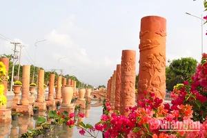 Đường gốm và hoa Vĩnh Long. 