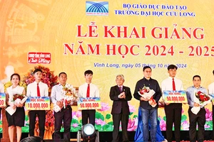 Trường đại học Cửu Long trao học bổng cho sinh viên trong ngày khai giảng năm học mới. 