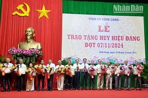 Lãnh đạo tỉnh Vĩnh Long trao Huy hiệu Đảng cho các vị cao niên tuổi đảng sáng 29/10. 