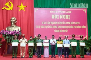 Chủ tịch Ủy ban nhân dân tỉnh Vĩnh Long Lữ Quang Ngời trao Bằng khen cho tập thể và cá nhân đã có thành tích xuất sắc trong thực hiện Chỉ thị số 36-CT/TW của Bộ Chính trị.