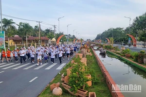 Đoàn lãnh đạo sở, ban, ngành tỉnh Vĩnh Long cùng chạy việt dã. 